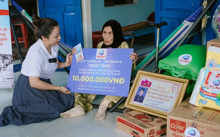 Biểu tượng tai nghe và đồng hồ, thể hiện dịch vụ hỗ trợ khách hàng 24/7 của Win78.